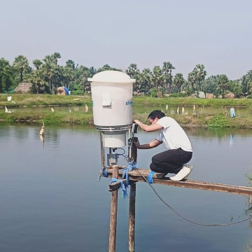 Gibran Huzaifah mengoperasikan produk eFishery. (Instagram @gibranhuzaifah)